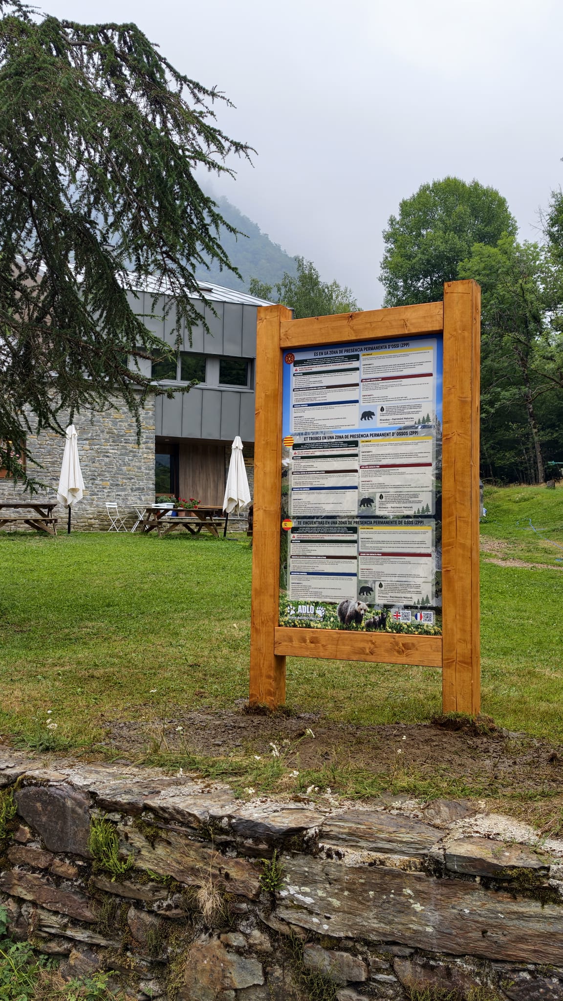 ADLO instala el primer cartel informativo sobre el oso pardo en la Val d’Aran